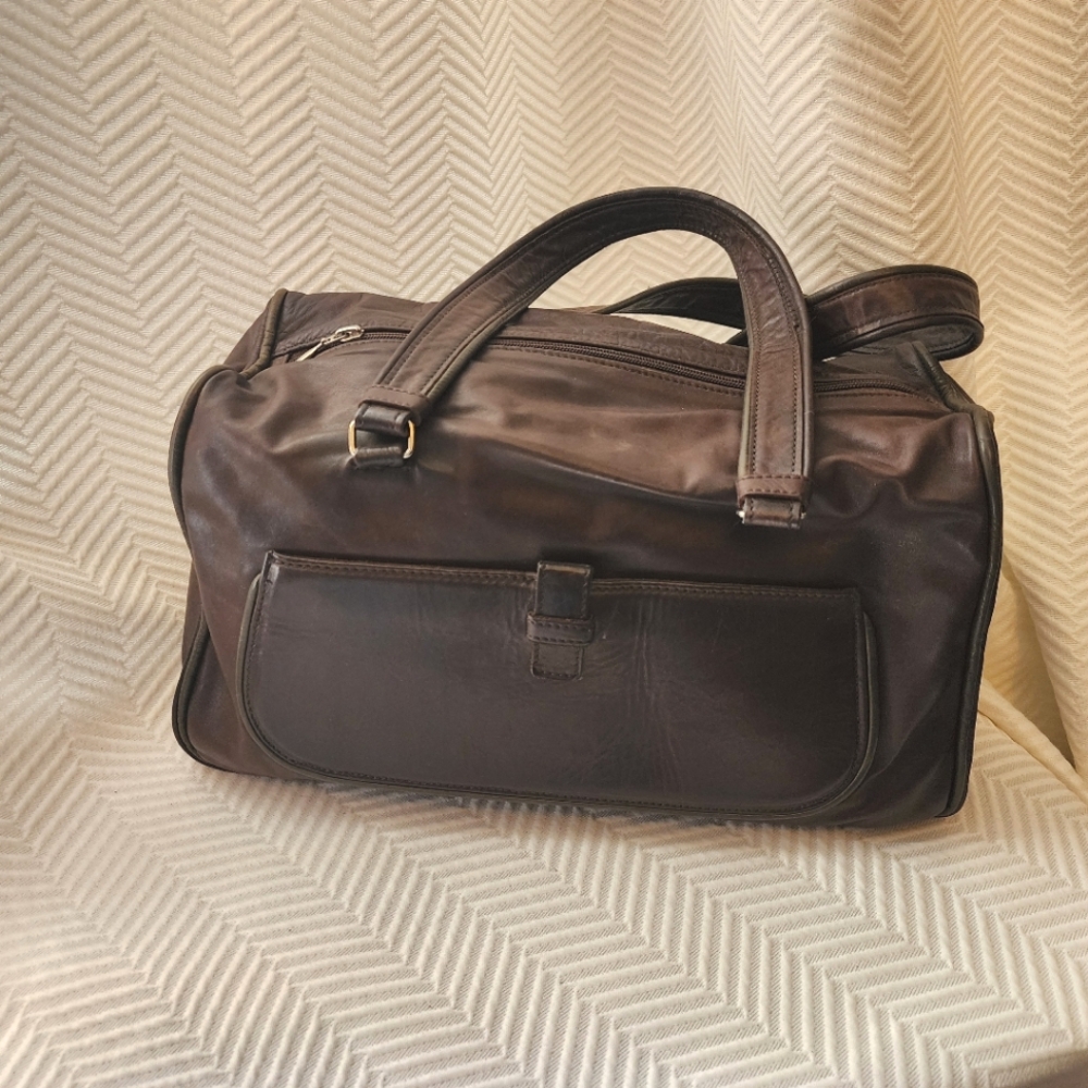 VINTAGE RK HANDBAG, IN CHESTNUT WITH OLIVE PIPING.